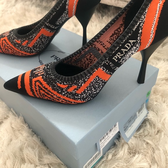 Prada pumps . Size 39 1/2 . Gently worn. - Picture 5 of 7
